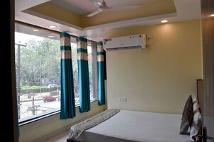 Deluxe Room | Desk, iron/ironing board, rollaway beds, free WiFi