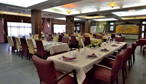 Déjeuner et dîner servis sur place