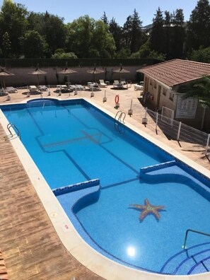 Una piscina al aire libre