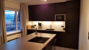 House, 6 Bedrooms | Private kitchen | Fridge, microwave, oven, stovetop