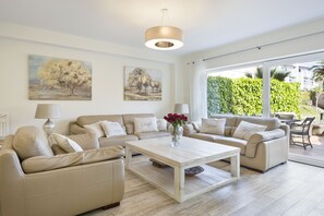 Villa, 5 Schlafzimmer, Terrasse | Wohnzimmer | Flachbildfernseher