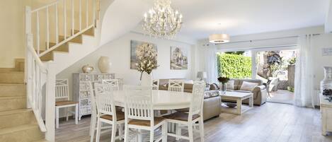 Villa, 5 habitaciones, terraza | Sala de estar | Una televisión de pantalla plana