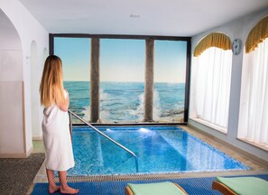 Salas de tratamiento para parejas, un sauna, una bañera de hidromasaje
