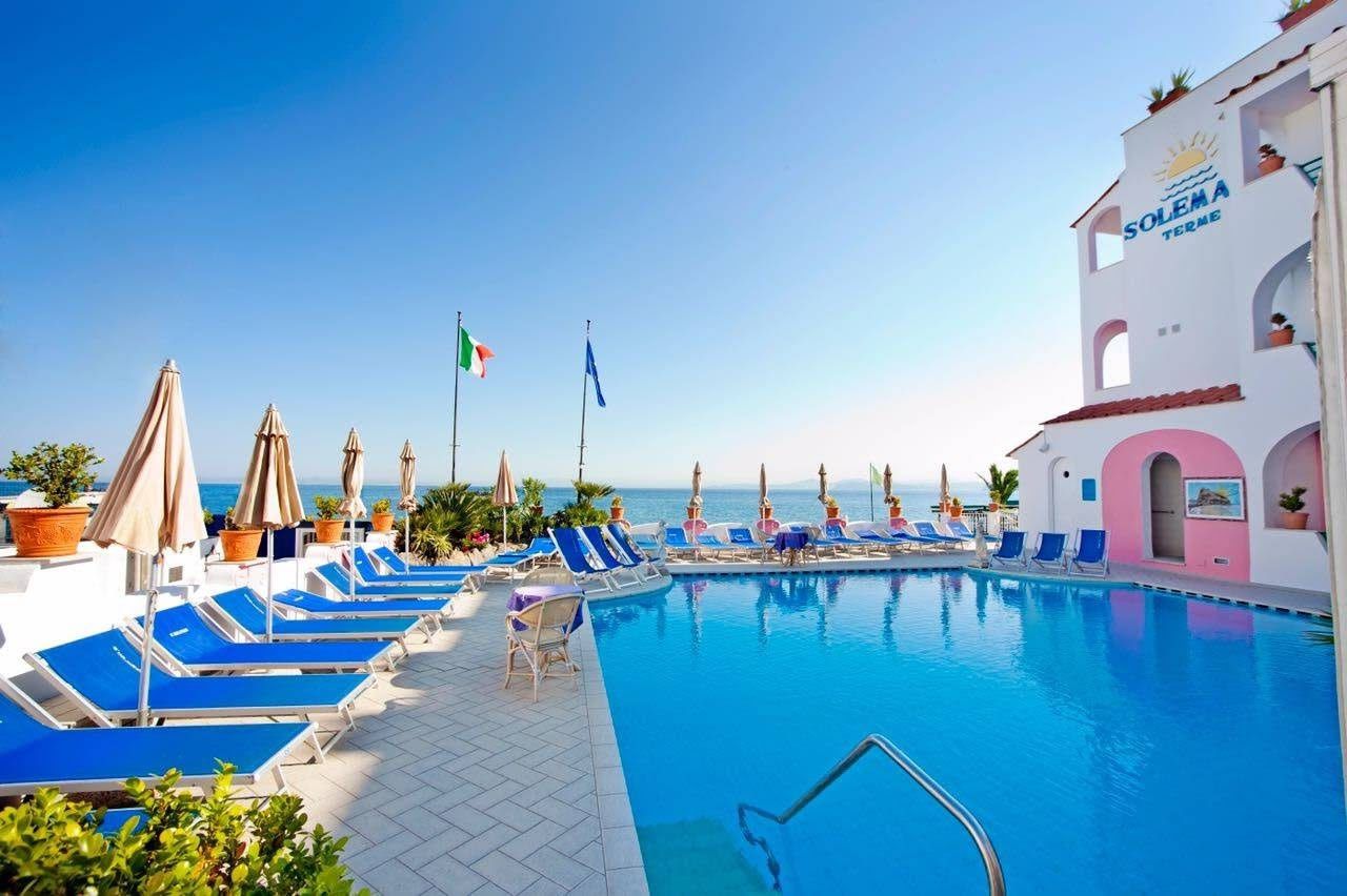 2 piscines couvertes, 2 piscines extérieures, parasols de plage