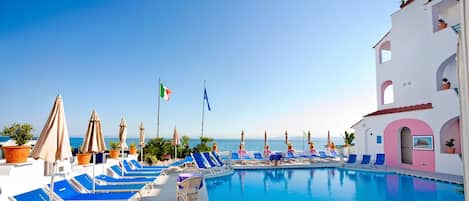 2 piscines couvertes, 2 piscines extérieures, parasols de plage