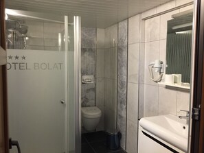 Bruser, gratis toiletartikler, hårtørrer, hjemmesko