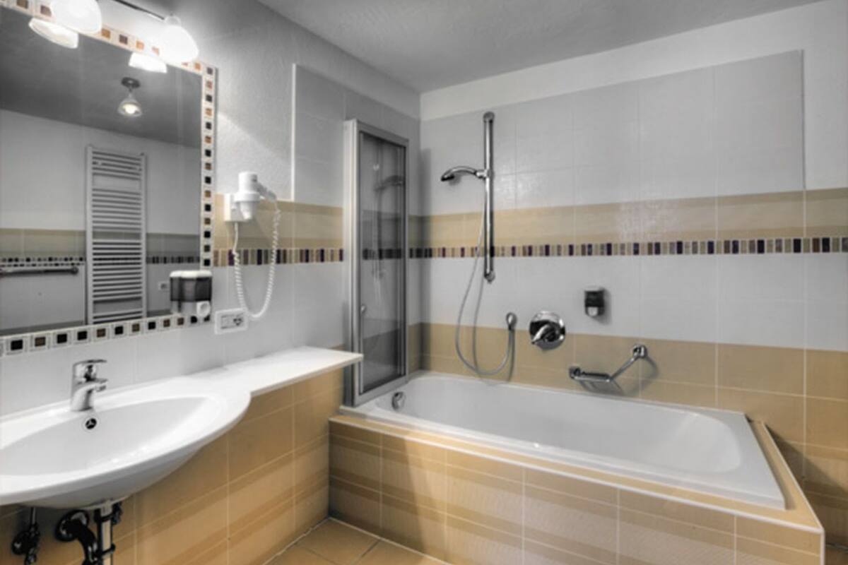 double room, non smoking, mountainside | deep-soaking bathtub