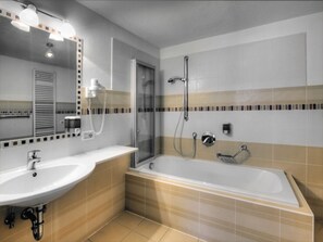Doppelzimmer, Nichtraucher, Bergseite | Komfortbadewanne