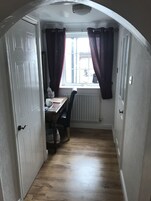 Escritorio, tabla de planchar con plancha, wifi gratis y ropa de cama