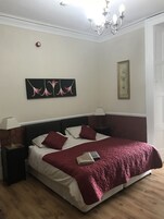 Escritorio, tabla de planchar con plancha, wifi gratis y ropa de cama 