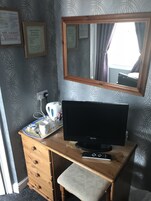 Escritorio, tabla de planchar con plancha, wifi gratis y ropa de cama 