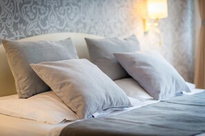 Desk, free WiFi, bed sheets - Hotel Rheydter Residenz (Moenchengladbach)