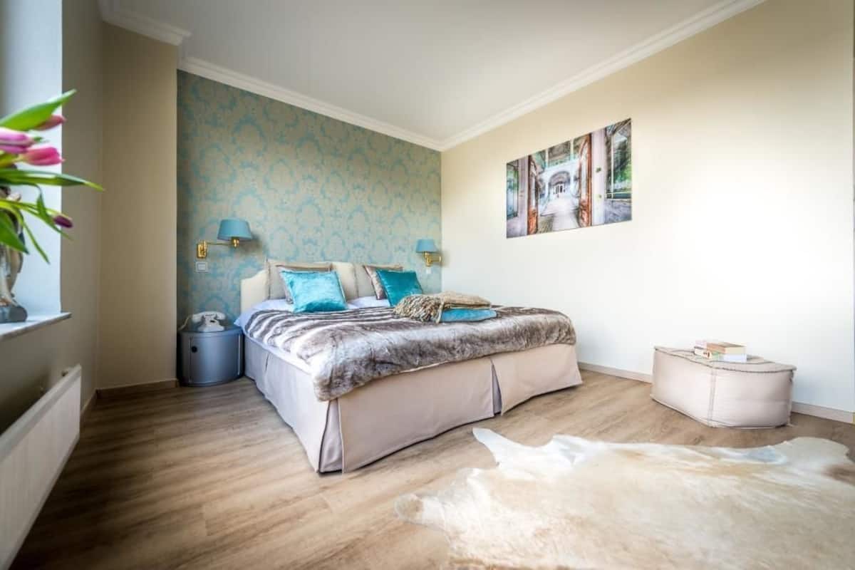 Escritorio, wifi gratis, ropa de cama
