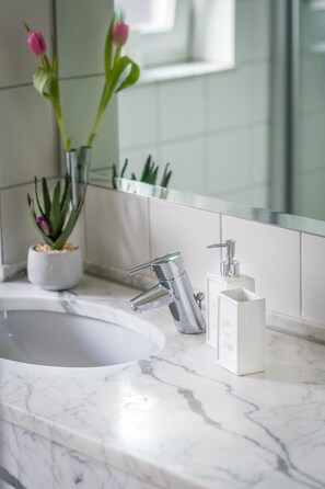 Shower, towels - Hotel Rheydter Residenz (Moenchengladbach)