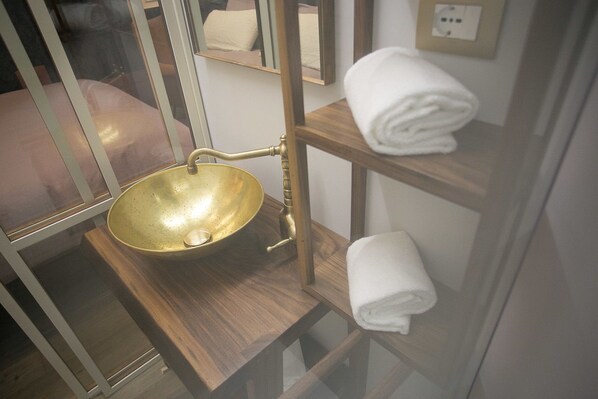 Deluxe-Doppelzimmer | Waschbecken im Bad