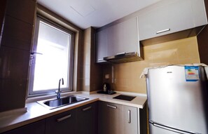 Kühlschrank, Wasserkocher mit Kaffee-/Teezubehör, Wasserkocher
