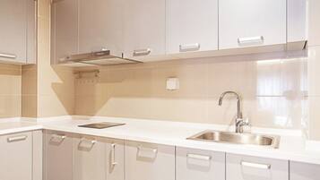 Kühlschrank, Wasserkocher mit Kaffee-/Teezubehör, Wasserkocher