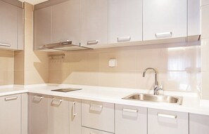 Kühlschrank, Wasserkocher mit Kaffee-/Teezubehör, Wasserkocher
