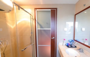 Dusche, kostenlose Toilettenartikel, Haartrockner, Hausschuhe