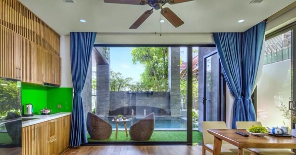 Appartement Luxe, balcon | Minibar, coffres-forts dans les chambres, bureau