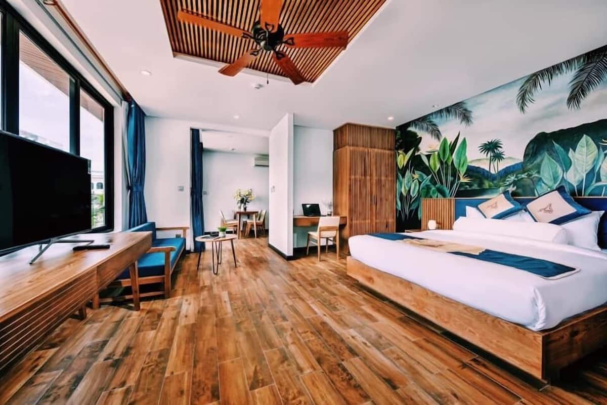 Family Room | 1 bedroom, minibar, in-room safe, desk