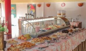 Free daily buffet breakfast - Pousada Estacao Santa Fe (Porto Seguro)