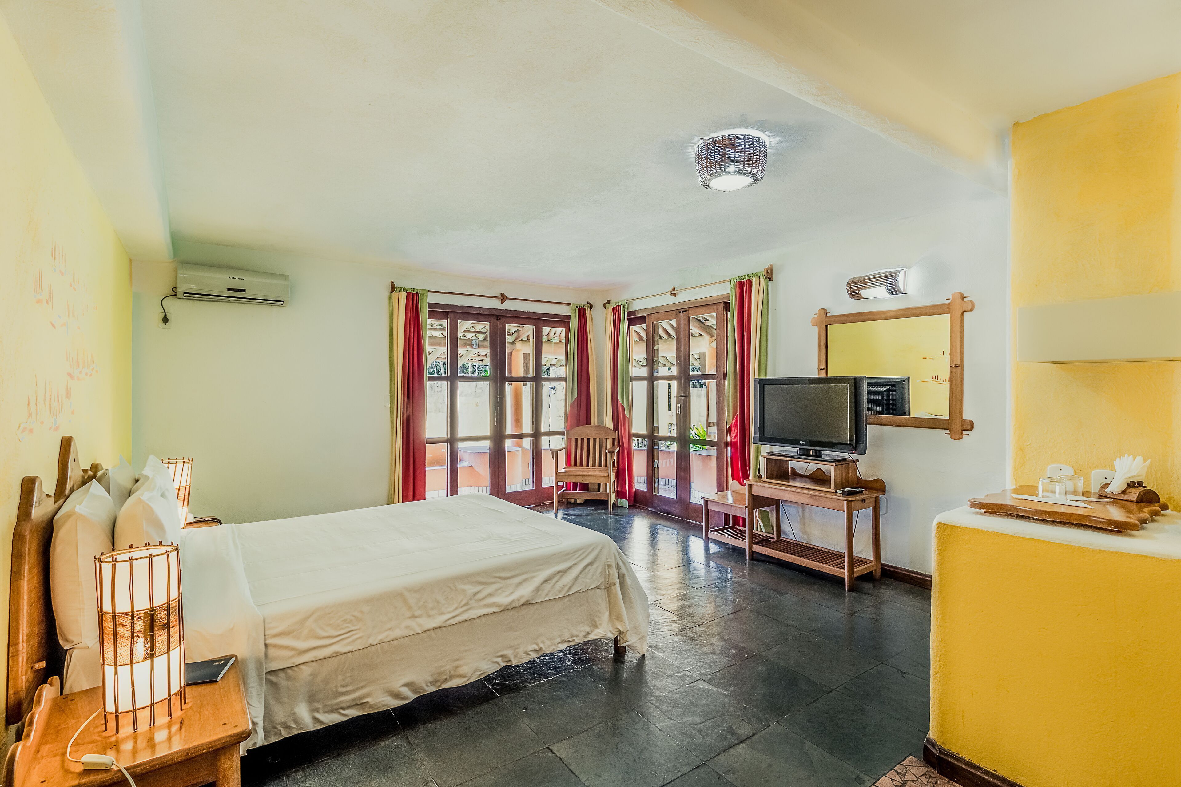 Minibar, in-room safe, bed sheets