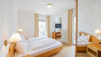 Doppia Standard | Una cassaforte in camera, una scrivania, insonorizzazione