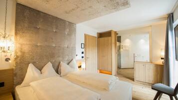 Quarto casal luxo | Cofres nos quartos, escrivaninha, quartos à prova de som