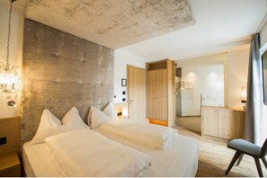 In-room safe, desk, soundproofing, iron/ironing board - Hotel Goldene Traube (Termeno Sulla Strada del Vino)