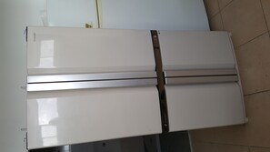 Grand réfrigérateur, micro-ondes