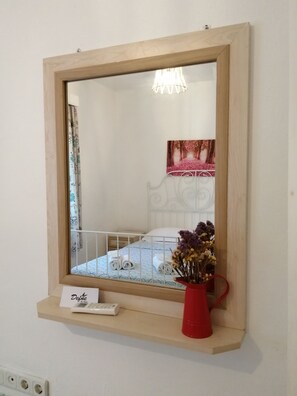 Cortinas blackout, wifi gratis y ropa de cama 