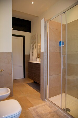 Superior kamer, 1 twee- of 2 eenpersoonsbedden (Bellagio) | Badkamer | Een douche, gratis toiletartikelen, een haardroger, badjassen