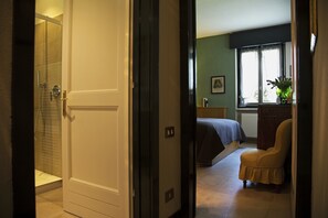 Doppia Superior (Varenna) | Biancheria da letto di alta qualità, una cassaforte in camera
