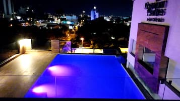Piscina externa, funciona das 9h às 20h, espreguiçadeiras