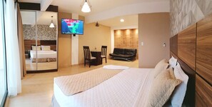 Panorama appartement, 1 kingsize bed met slaapbank, terras | Luxe beddengoed, donsdekens, Tempur Pedic-bedden, een kluis op de kamer