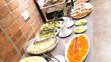 El desayuno cuesta 2.40 USD por persona
