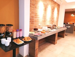 Ontbijt (USD 2.40 per persoon)