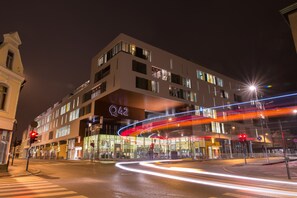 Front of property – evening/night - Hotel Q42 (Kristiansand)