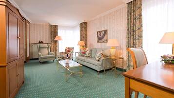 Minibar, in-room safe