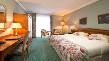 Minibar, in-room safe