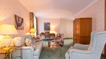 Minibar, in-room safe