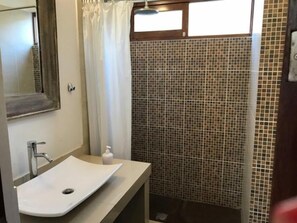 Family Cottage, 5 Bedrooms, Kitchen | Bilik Mandi | Tuala disediakan, sabun, syampu 