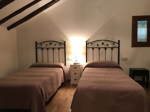 Habitació amb dos llits individuals | Wifi gratuïta