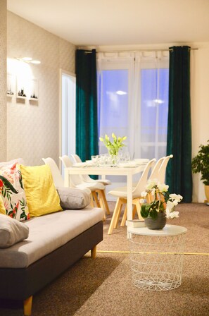 3 bedrooms, in-room safe, iron/ironing board, free WiFi - JessApart - Babka Tower Apartment (Warsaw)