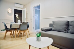 Exclusive Apartment | Living room | Flat-screen TV - JessApart - Babka Tower Apartment (Warsaw)