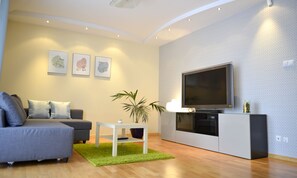 Suite estudio Confort, 4 habitaciones, cocina, vista a la ciudad | Sala de estar | Televisión de pantalla plana