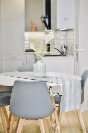 Breakfast area - JessApart - Babka Tower Apartment (Warsaw)