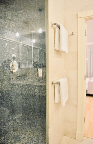 Executive Apartment (D503) | Bathroom shower - JessApart - Babka Tower Apartment (Warsaw)