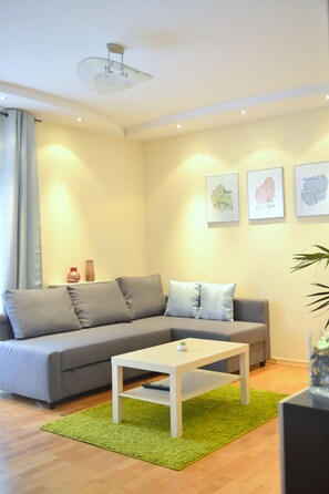 Suite estudio Confort, 4 habitaciones, cocina, vista a la ciudad | Sala de estar | Televisión de pantalla plana